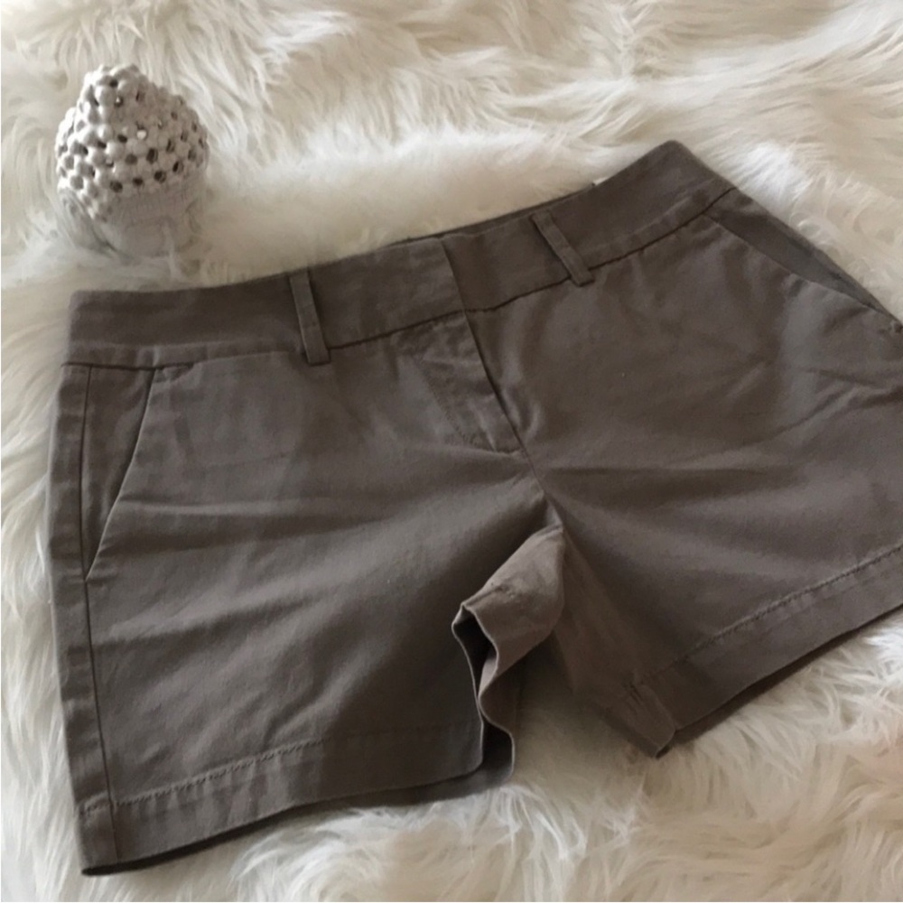 NWT Loft Shorts Size 4 excellent condition no rips no tears no stains.
#243 - Picture 3 of 6
